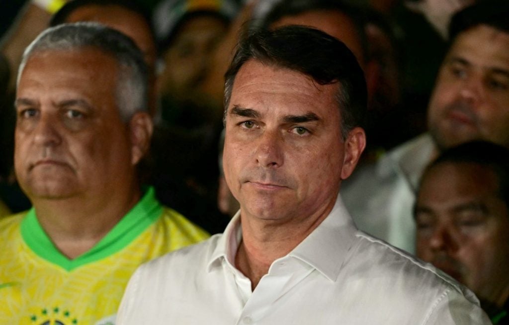 Repercussão Global: Imprensa internacional associa saída de Flávio Bolsonaro a escândalos judiciais e vê crise de liderança na direita